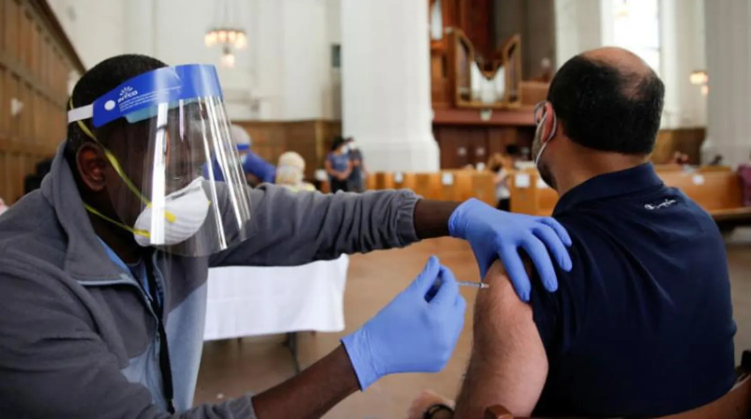 Perşembe günü Seattle’da bir kilisede koronavirüs aşısı olan bir ABD’li (Reuters)