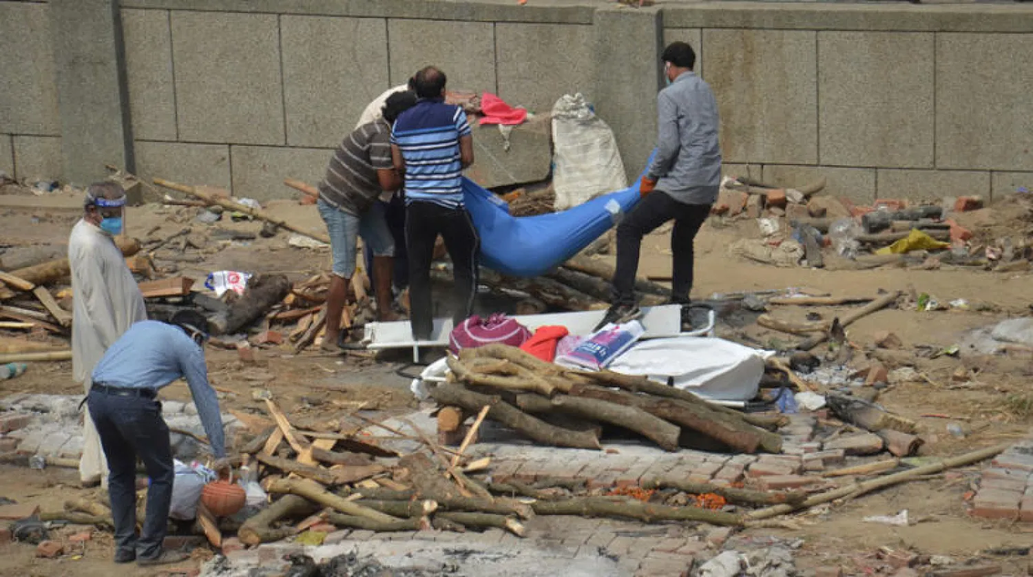 هنود يهمون بحرق جثة قريب لهم قضى بـ«كورونا» (أ.ب)