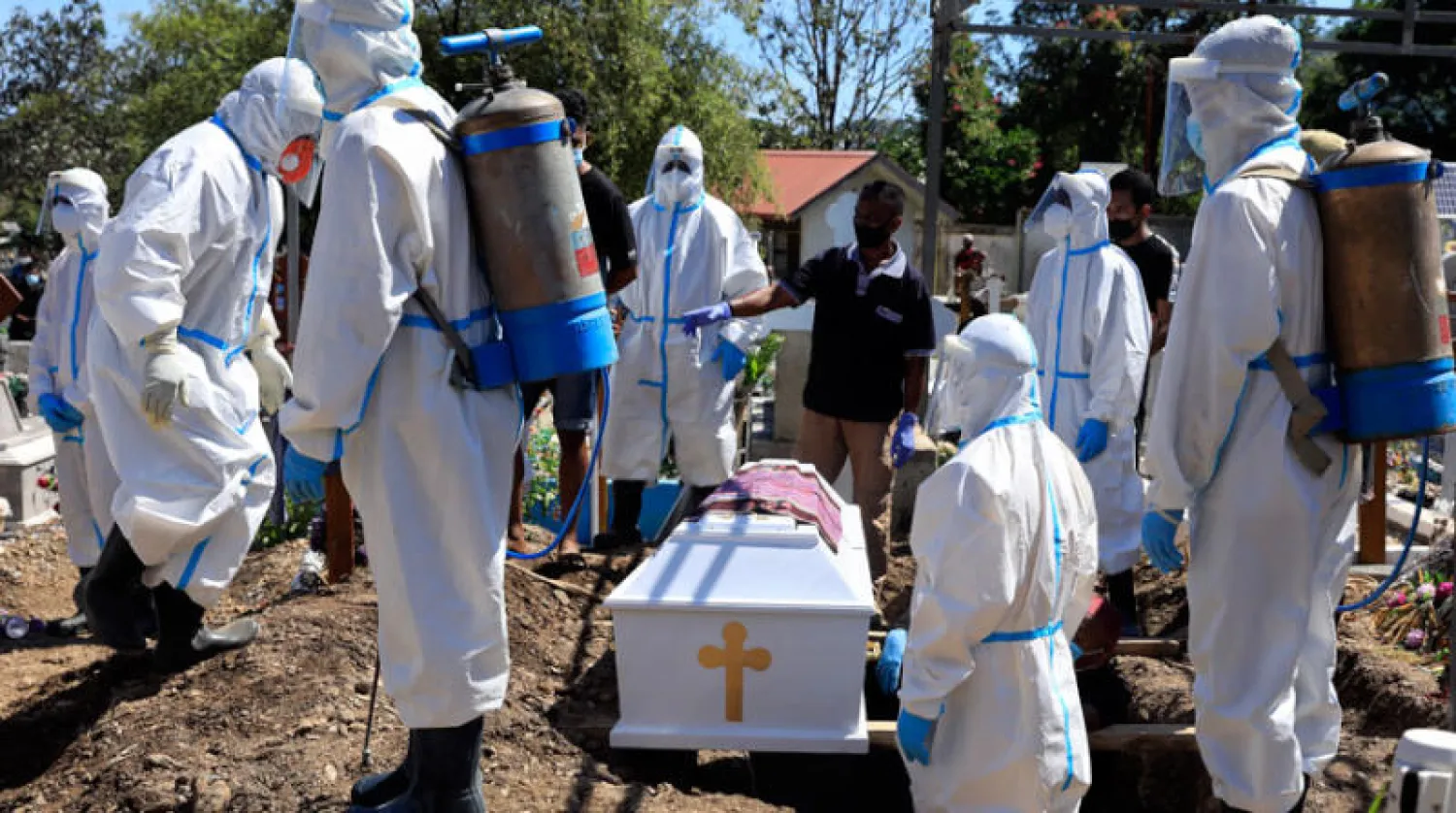 دفن أحد ضحايا «كورونا» في تيمور (إ.ب.أ)