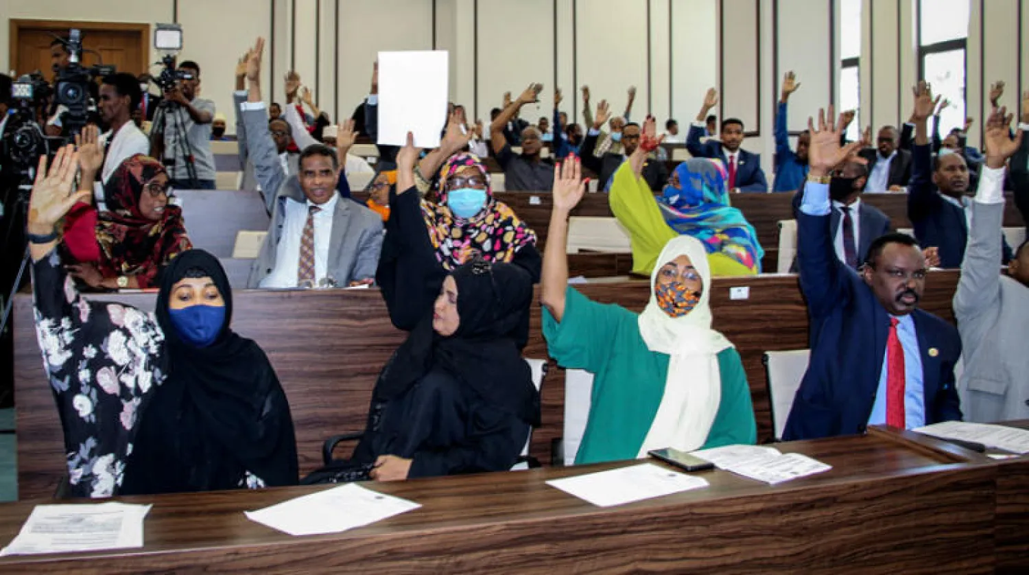نواب البرلمان الصومالي خلال جلسة التصويت أمس (أ.ف.ب)