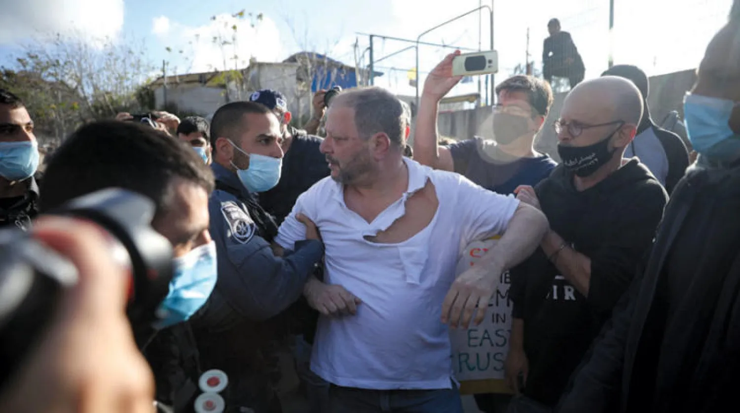 صدام الشرطة مع عوفر كاسيف اليهودي الوحيد في «تحالف الأحزاب العربية» أثناء احتجاج على إخلاء للفلسطينيين بالقدس الشرقية (أ.ب)