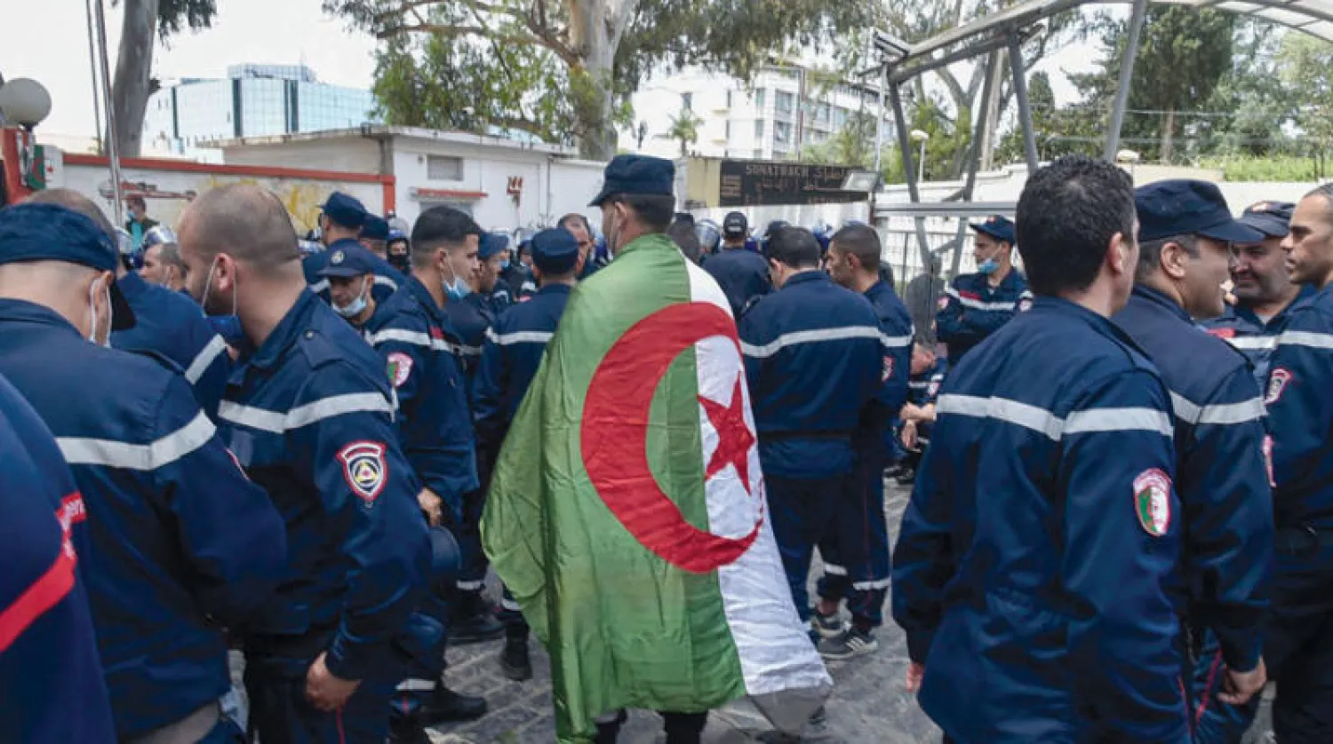 جانب من المظاهرة التي نظمها عناصر الدفاع المدني بالعاصمة الجزائرية أمس (أ.ف.ب)