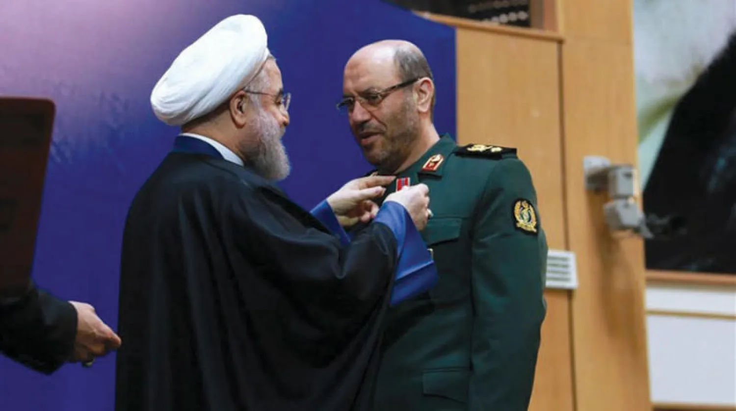 الرئيس الإيراني حسن روحاني يمنح وساماً تكريماً لوزير دفاعه السابق حسين دهقان لدوره في التوصل للاتفاق النووي في فبراير (شباط) 2016 (الرئاسة الإيرانية)