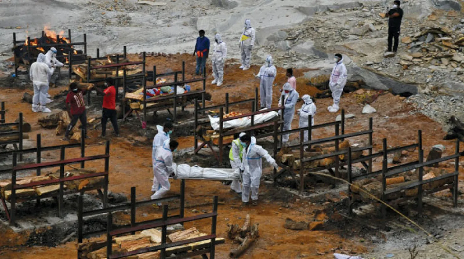 الهند تواصل حرق جثث ضحايا «كورونا» بأعداد كبيرة أمس (رويترز)