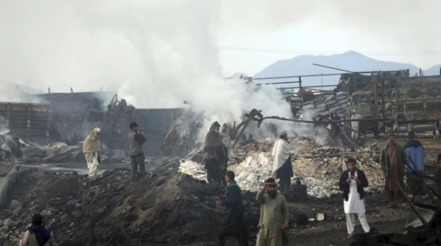 Petrol tankerlerinin yanışını izleyen Afganlar (AP)
