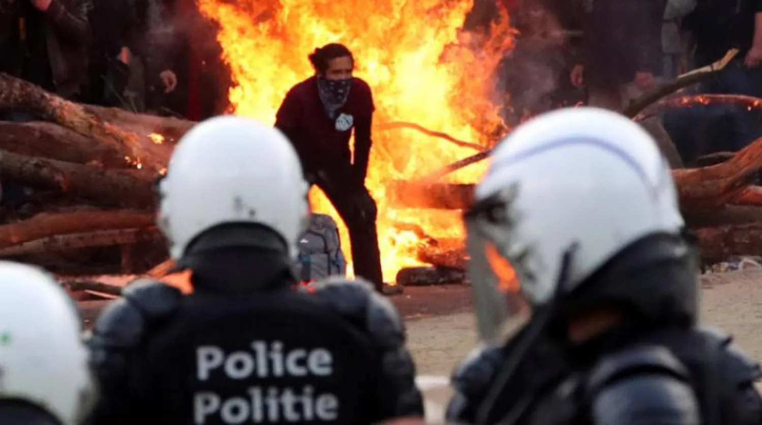 Dün Brüksel'de polisle göstericiler arasında koronavirüs kısıtlamaları sebebiyle arbede yaşandı (Reuters)
