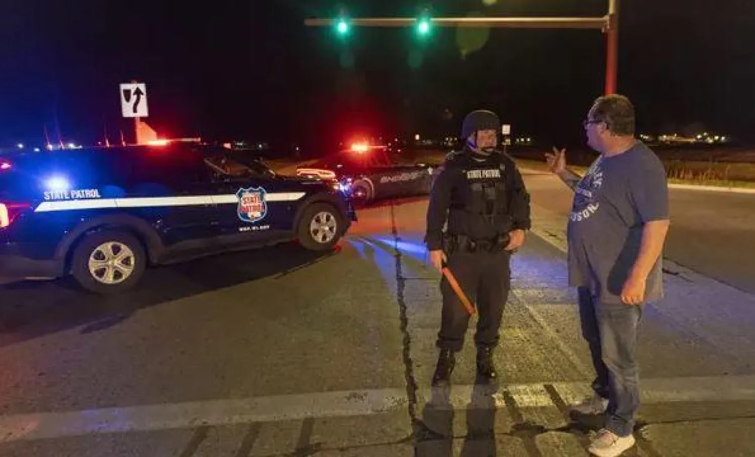 ضابط دورية يسد الطريق أمام كازينو أونيدا بضاحية مدينة غرين باي (أ.ب)