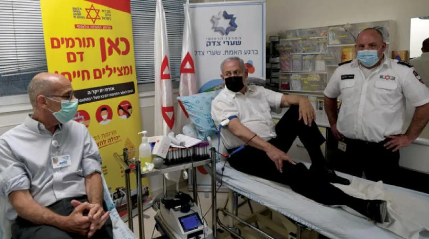 Netanyahu, Cuma günü meydana gelen Meron Dağı izdihamındaki yaralılar için kan bağışladı. (DPA)