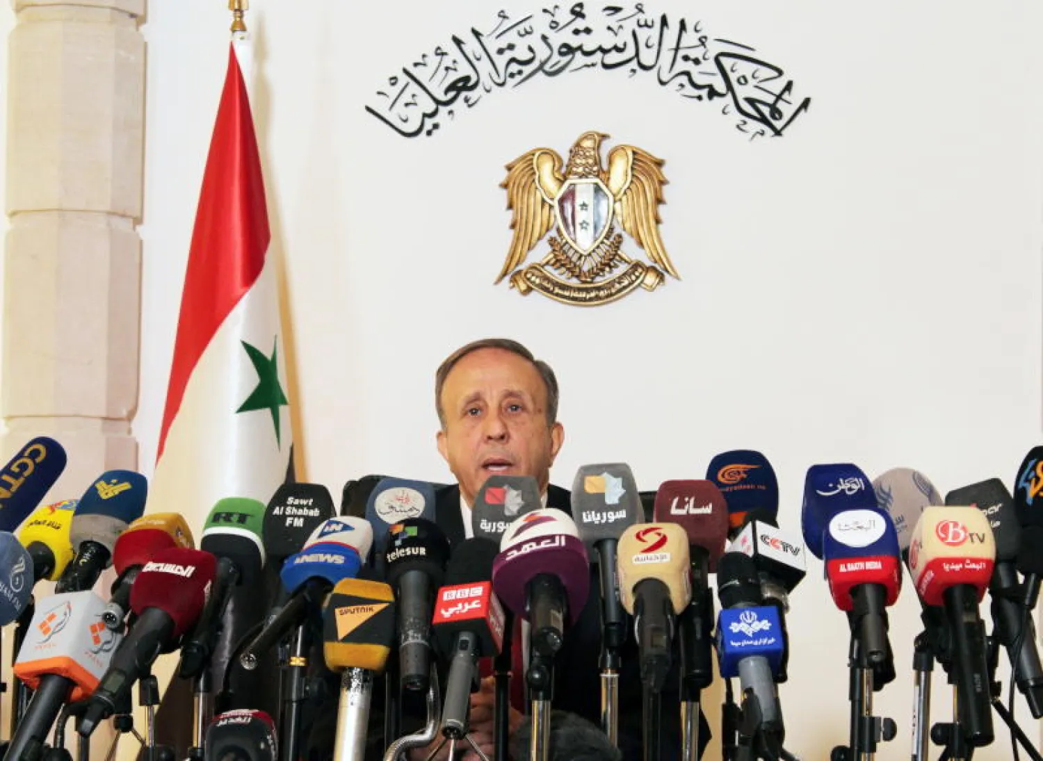 رئيس المحكمة الدستورية العليا في سوريا محمد جهاد اللحام في مؤتمر صحافي في دمشق (رويترز)