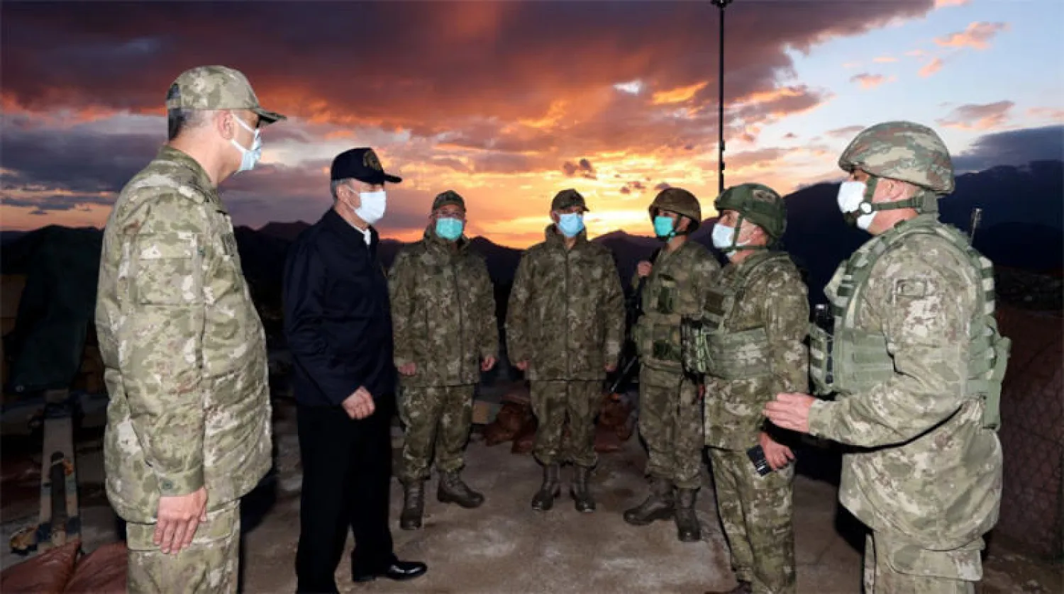 وزير الدفاع التركي خلوصي أكار خلال تفقده قاعدة عسكرية تركية شمالي العراق (أ.أ)