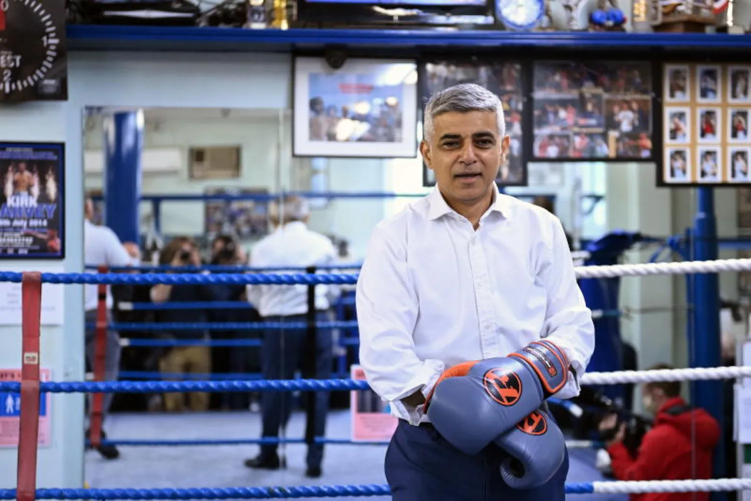 رئيس بلدية لندن صادق خان يزور نادياً للملاكمة (إ.ب.أ)