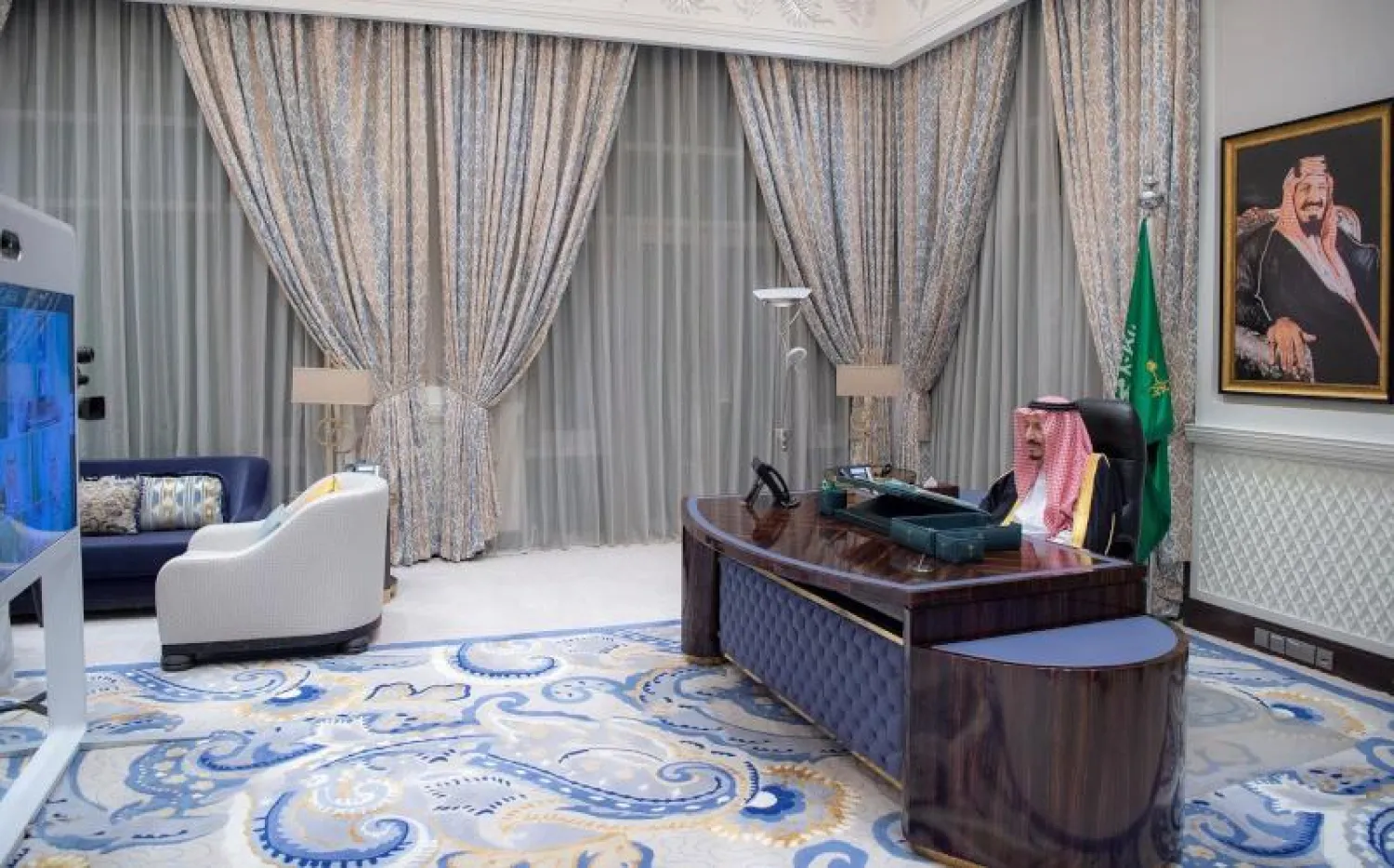 خادم الحرمين الشريفين الملك سلمان بن عبد العزيز مترئساً جلسة مجلس الوزراء عبر الاتصال المرئي (واس)