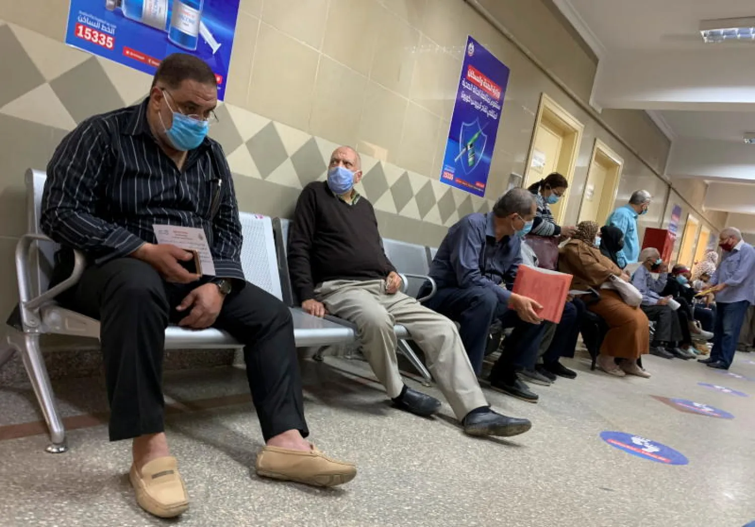 مصريون ينتظرون دورهم في تلقي لقاح «كورونا» (رويترز)