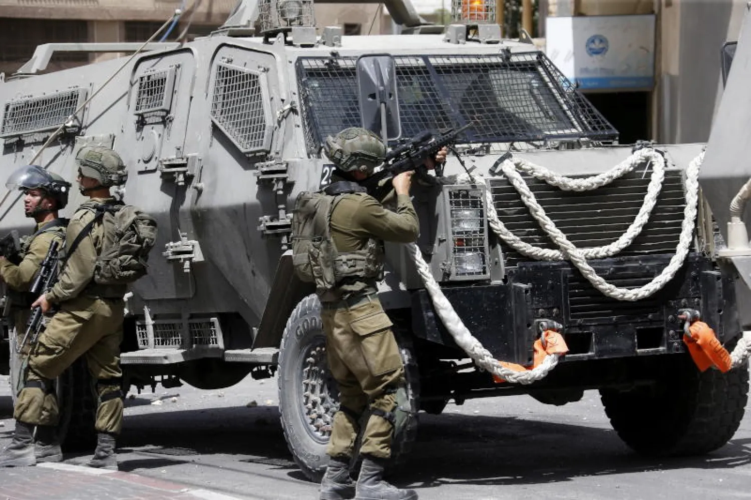 جنود إسرائيليون خلال عملية أمنية في نابلس بالضفة الغربية (أرشيفية - إ.ب.أ)