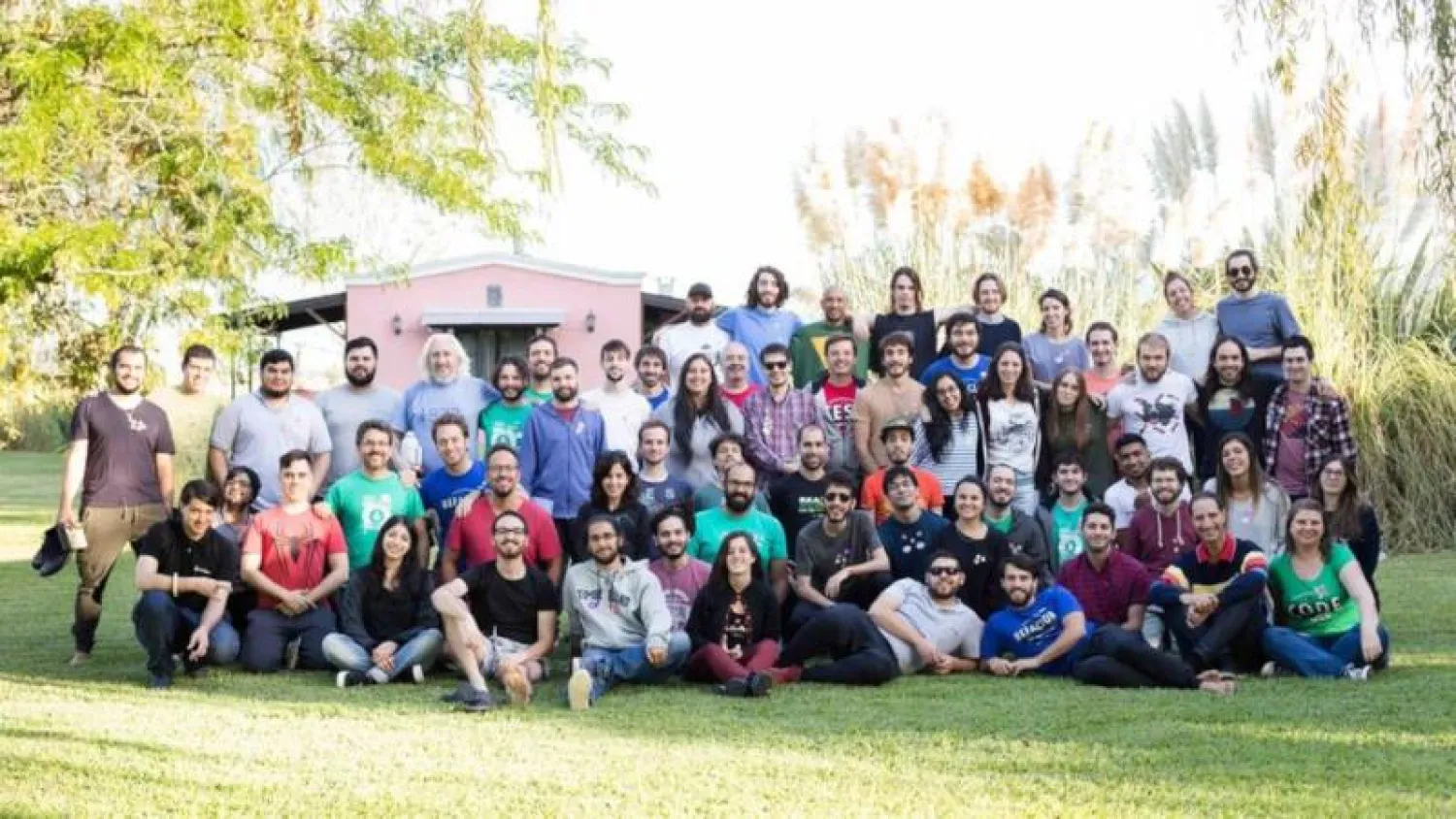 صورة جماعية لموظفين بشركة 10 Pines (بي بي سي)