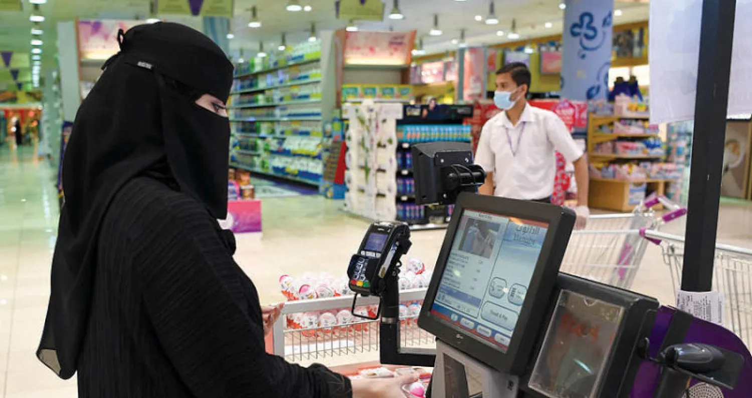 متسوقة تقوم بإنهاء إجراءات الشراء عبر الخدمة الذاتية (تصوير: بشير صالح)