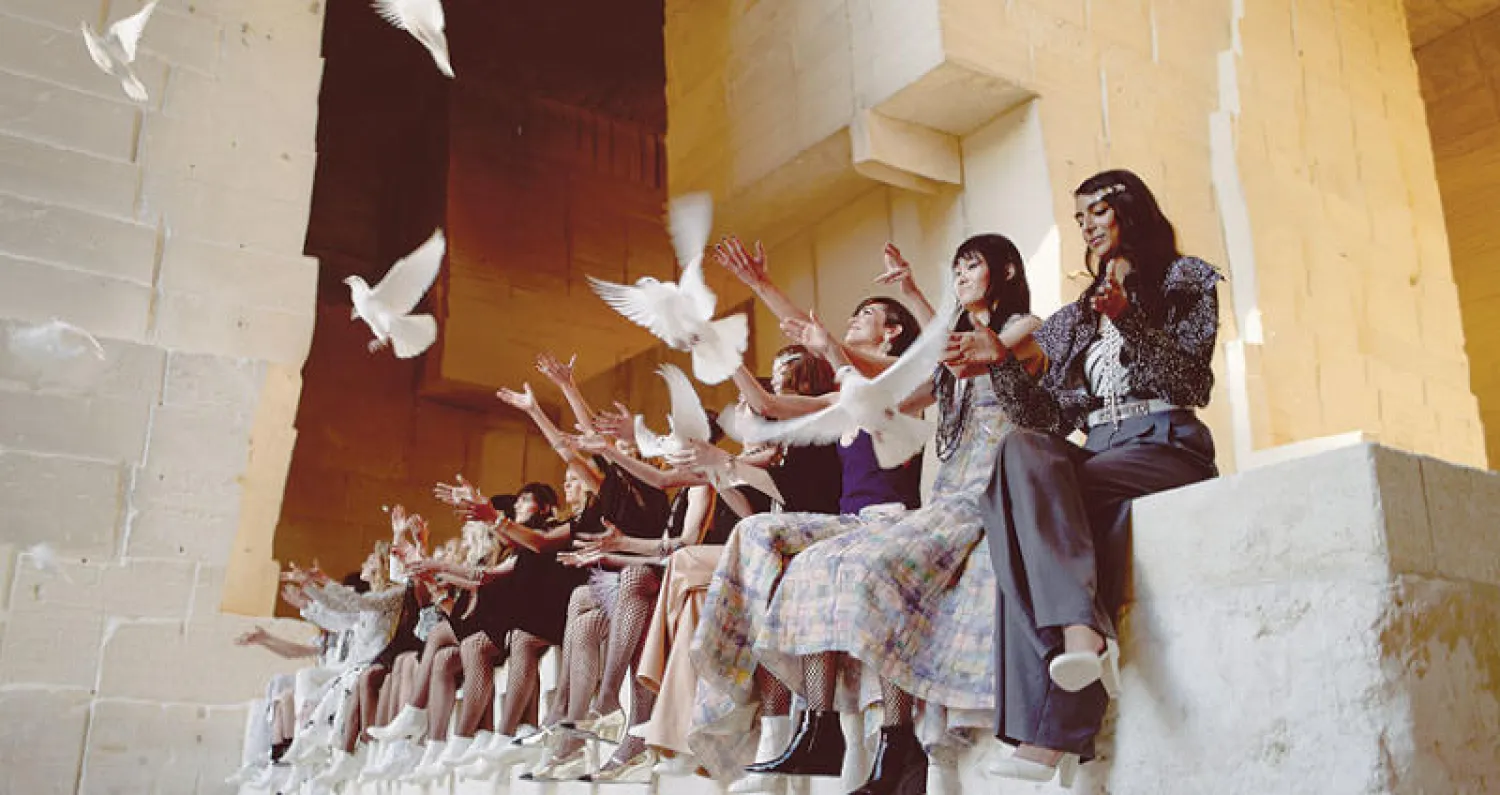 انتهى العرض بإطلاق العارضات حماماً أبيض