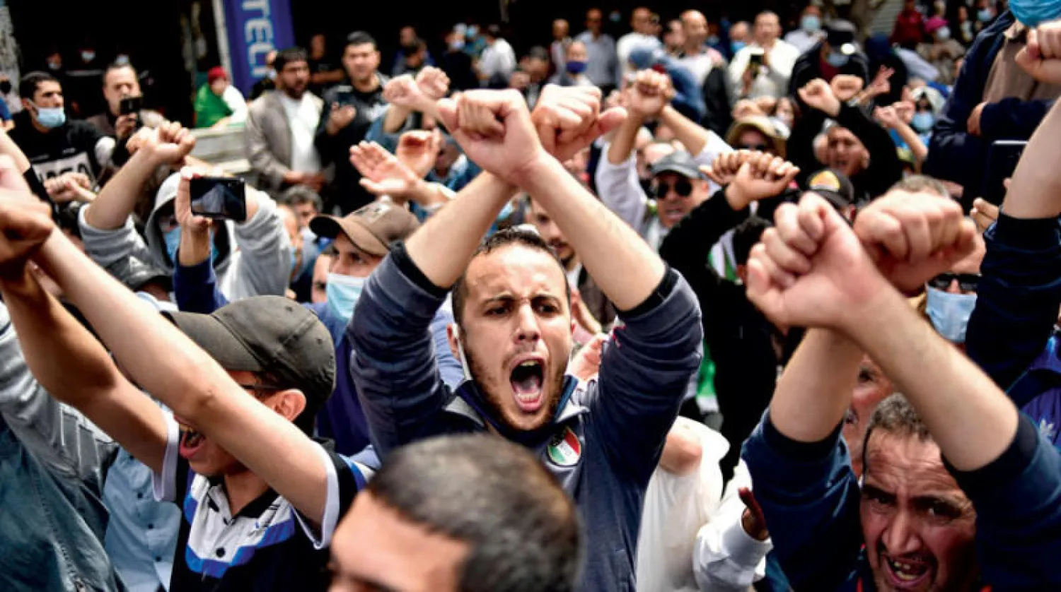 جانب من المظاهرات الجزائرية الرافضة للانتخابات (أ.ف.ب)