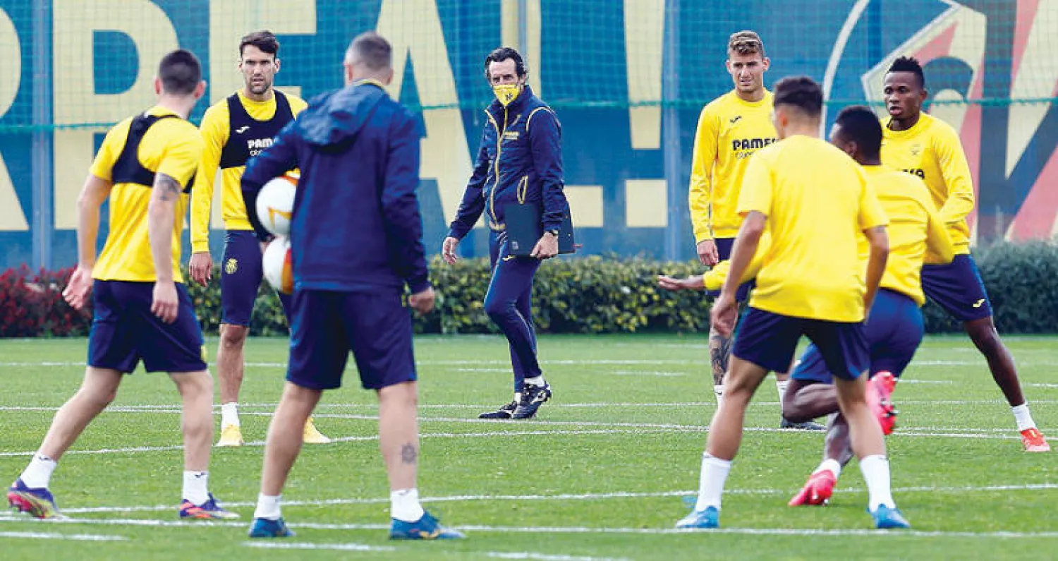 إيمري مدرب فياريال (في الوسط) يراقب لاعبيه قبل مواجهة آرسنال الحاسمة اليوم (إ.ب.أ)