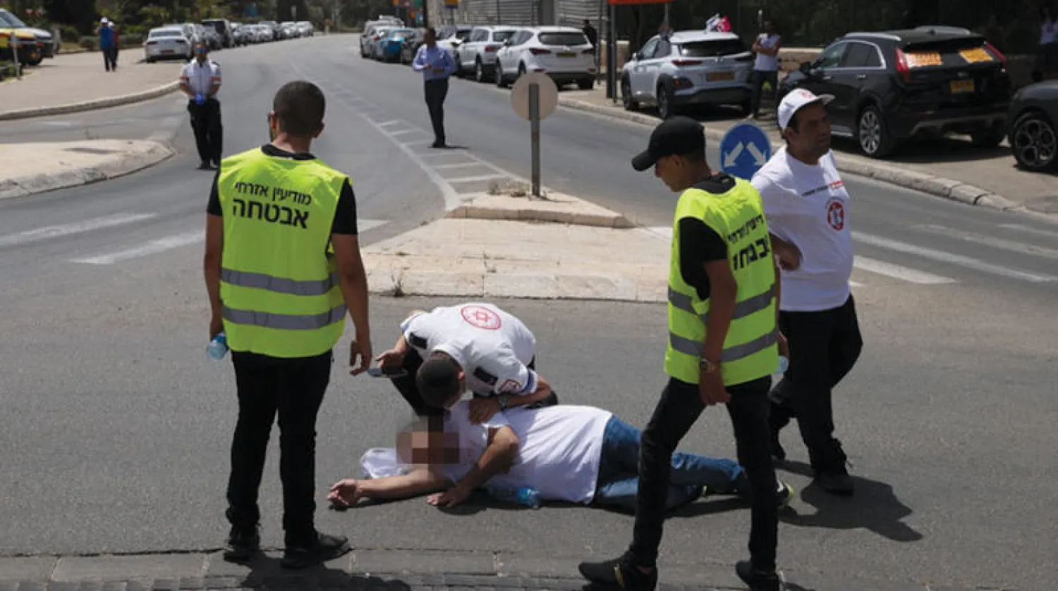 صورة نشرتها يديعوت أحرونوت لجندي من المحتجين مرتمياً أمام وزارة الأمن في القدس