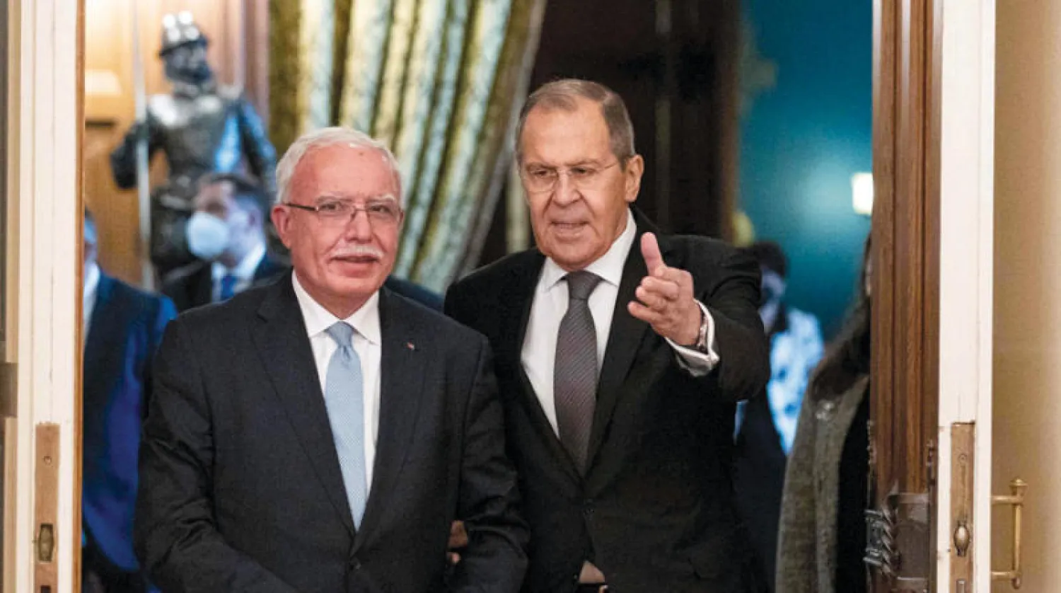 وزيرا الخارجية الروسي سيرغي لافروف والفلسطيني رياض المالكي في موسكو أمس (أ.ف.ب)