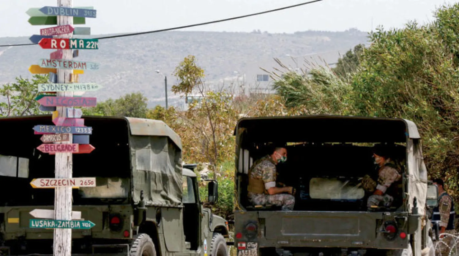 عربتان للجيش اللبناني قرب المقر الذي جرت فيه المفاوضات في الناقورة يوم الثلاثاء (أ.ف.ب)