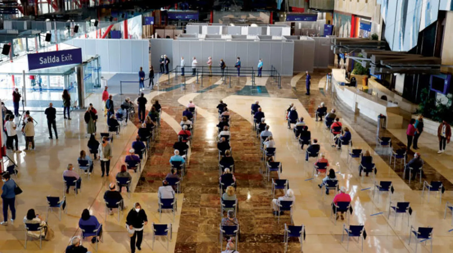 أحد مراكز التطعيم ضد «كوفيد ـ 19» في مالاغا بإسبانيا (د.ب.أ)