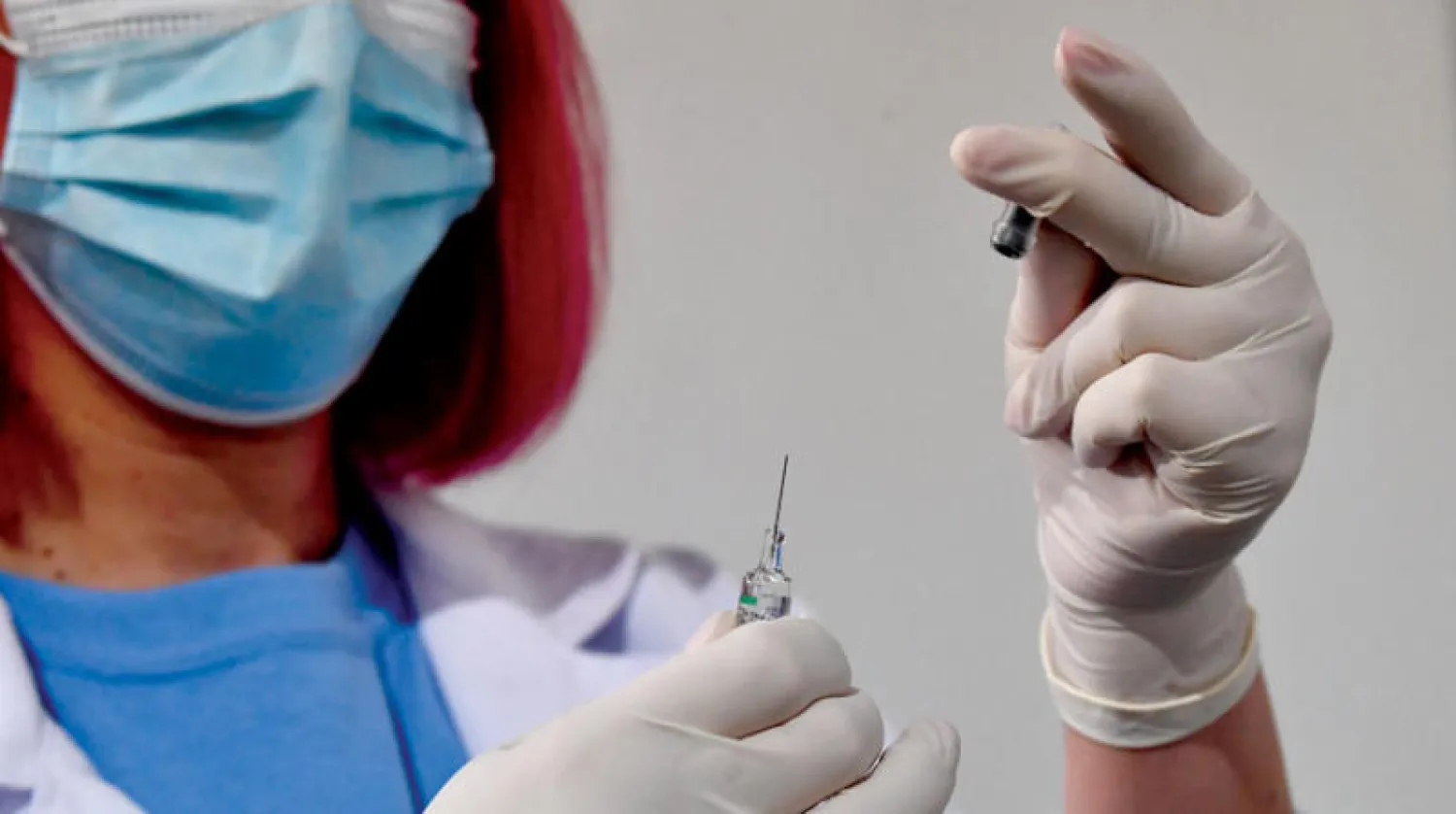 انطلاق حملة التطعيم بلقاح «سينوفارم» في مقدونيا الشمالية أمس (إ.ب.أ)