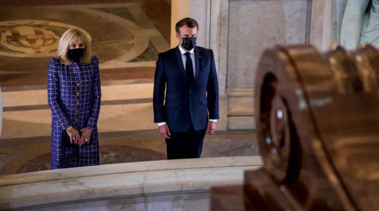 ماكرون وزوجته أمام ضريح نابليون في باريس (أ.ب)