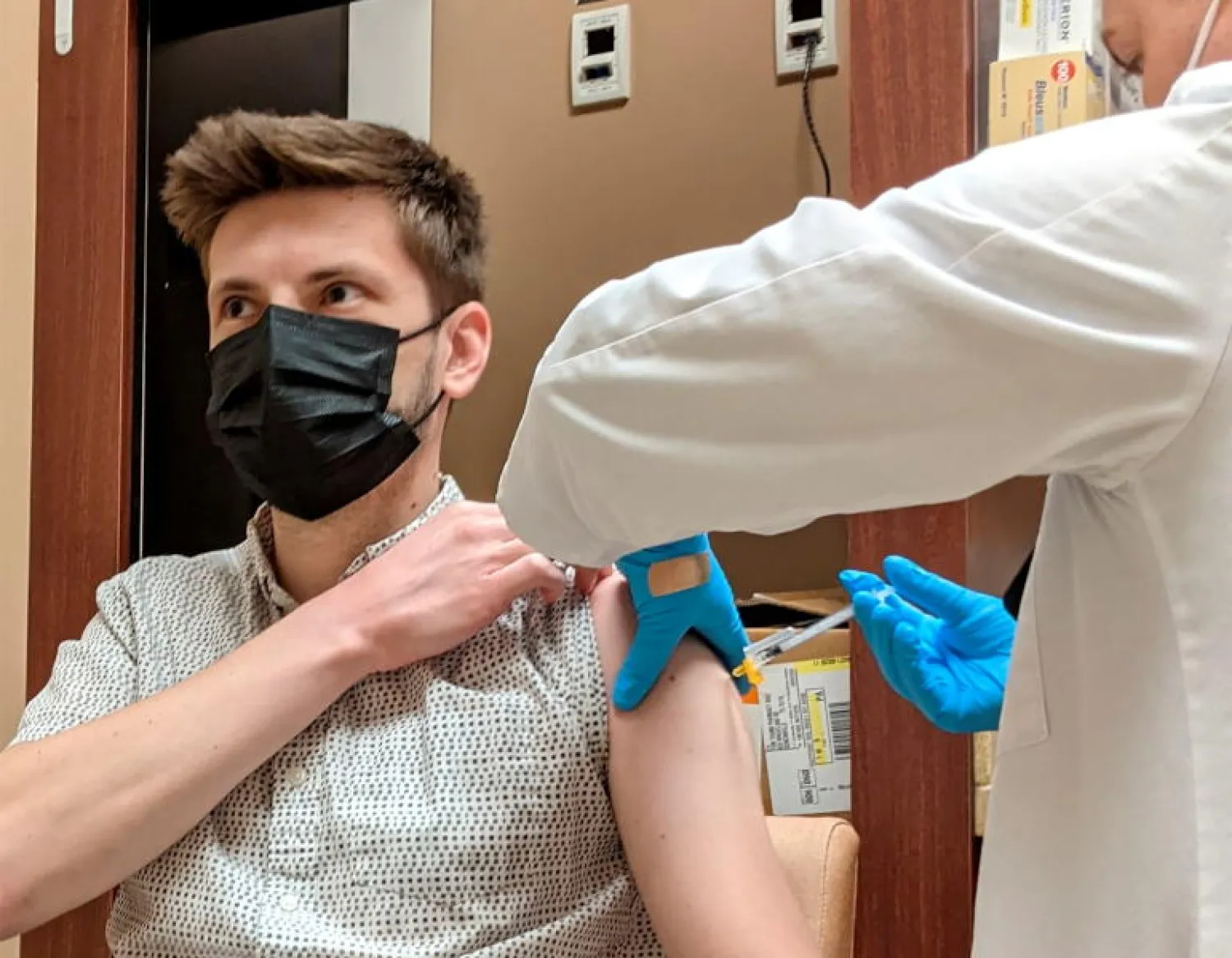 أحد الأشخاص يتلقى جرعة لقاح ضد «كوفيد 19» في ولاية تكساس الأميركية (رويترز)