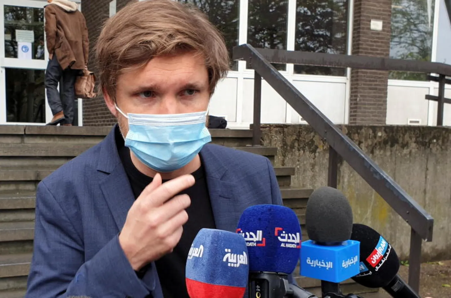 المحامي البلجيكي ديمتري دو بيكو أحد المحامين في فريق دفاع الدبلوماسي الإيراني المحكوم عليه السجن لمدة 20 عاماً يتحدث لوسائل الإعلام في بلجيكا (رويترز)