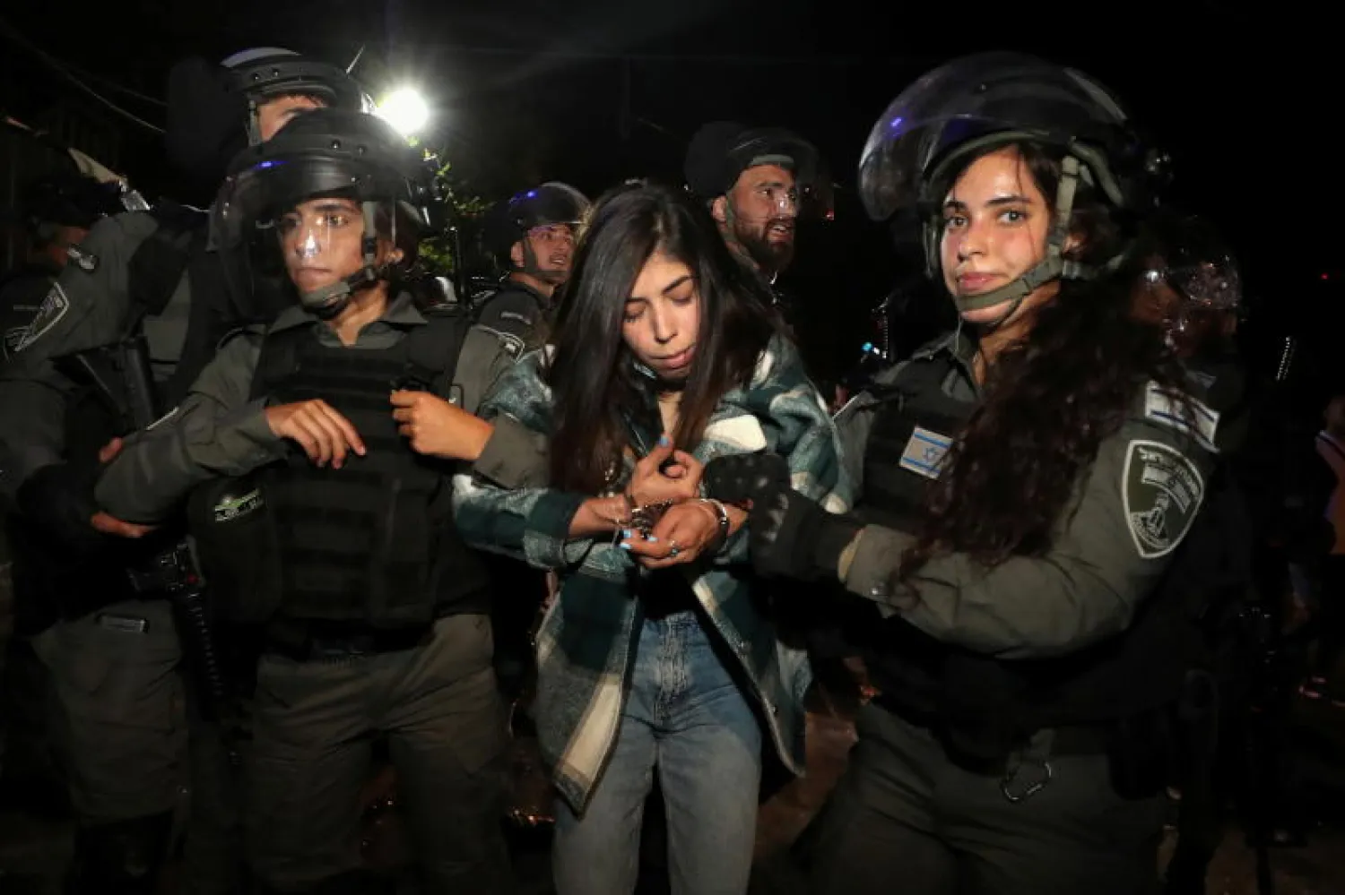 الشرطة الإسرائيلية تعتقل محتجة فلسطينية وسط التوترات الحالية بحي الشيخ جراح في القدس الشرقية المحتلة (رويترز)