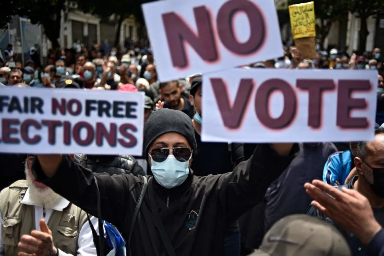 جزائريون يهتفون بشعارات خلال مظاهرات مناهضة للحكومة في العاصمة الجزائرية (أ.ف.ب)