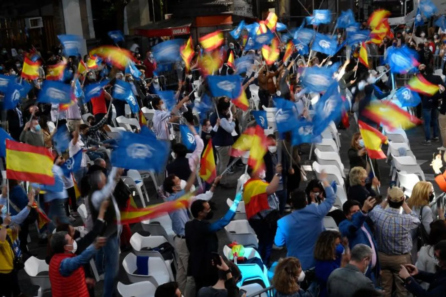 مؤيدون للحزب الشعبي في مقر الحزب بمدريد (أ.ف.ب)