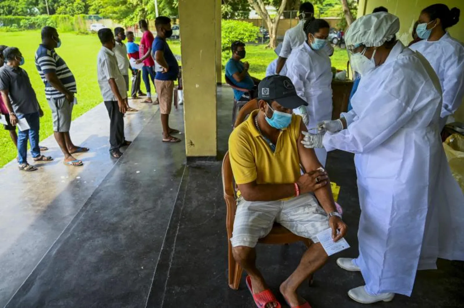 ممرضة تحقن رجلاً بجرعة ثانية من لقاح «كورونا» في كولومبو (أ.ف.ب)