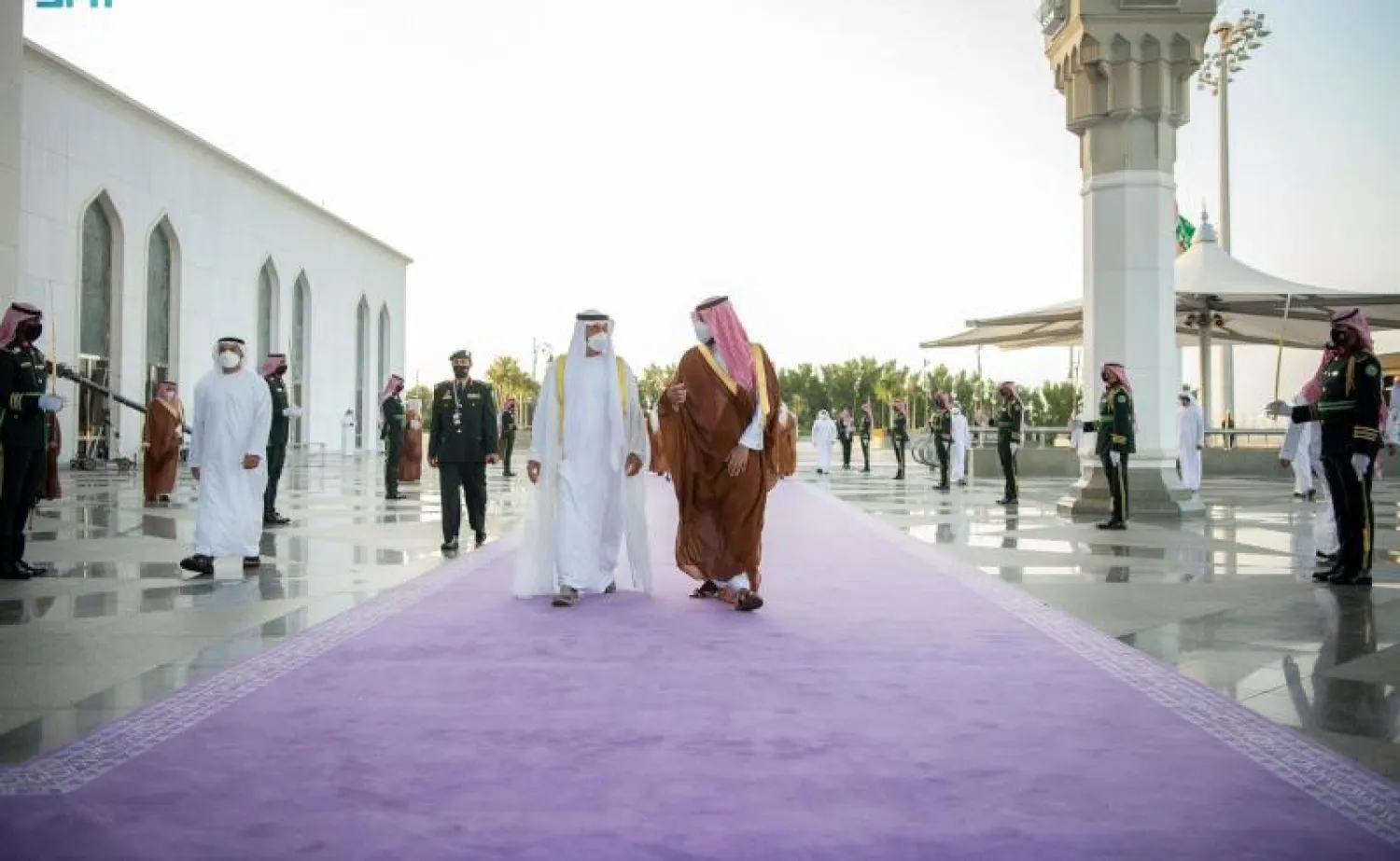 ولي العهد السعودي الأمير محمد بن سلمان يستقبل ولي عهد أبوظبي الشيخ محمد بن زايد ويبدو سجاد المراسم باللون البنفسجي الجديد (واس)