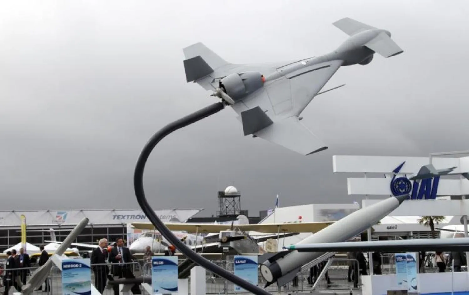 درون «هاروب» الإسرائيلي خلال معرض باريس الجوي عام 2011 (أرشيفية - أ.ف.ب)