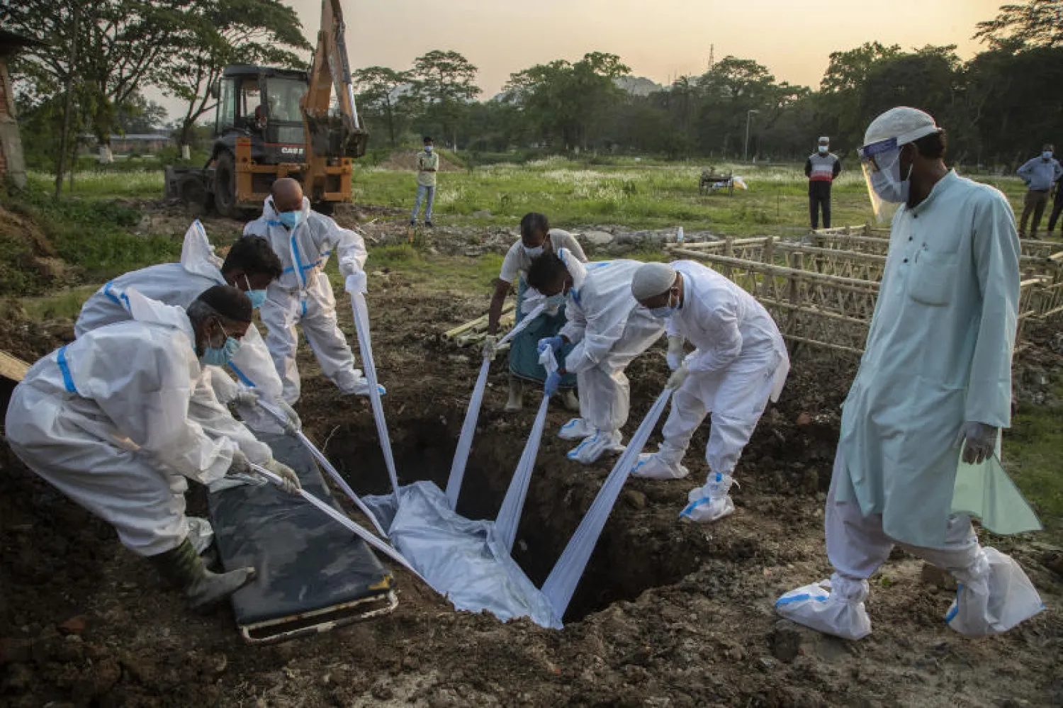 دفن أحد ضحايا فيروس «كورونا» في الهند (أ.ب)