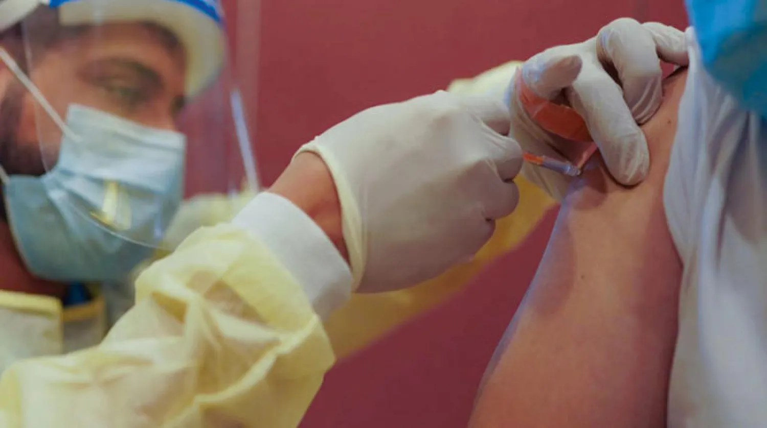 مواطن يتلقى لقاح {كورونا} في العاصمة الرياض (واس)