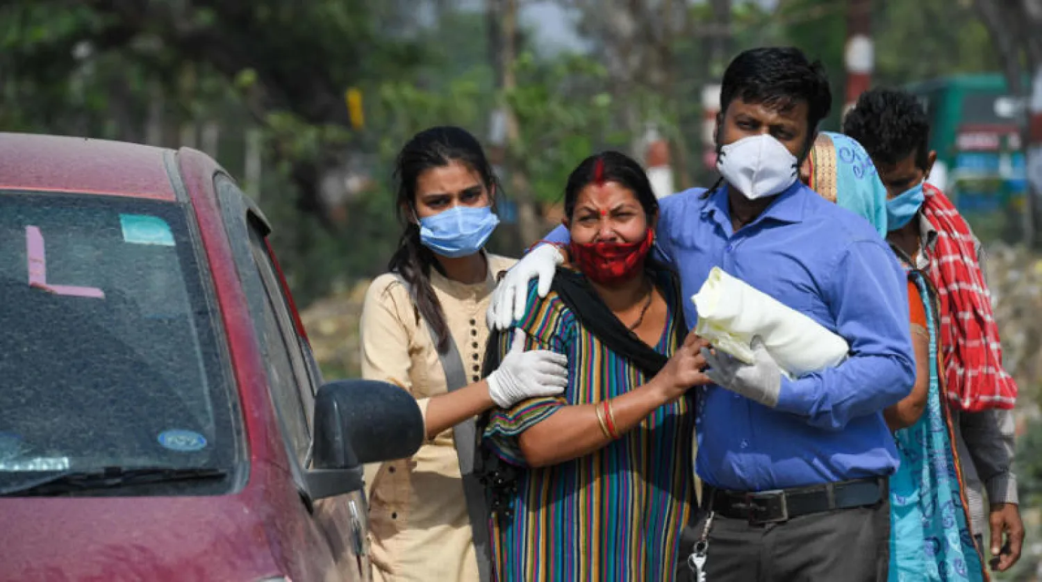 أسر ضحايا «كوفيد – 19» في محرقة بمراد آباد أمس (أ.ف.ب)