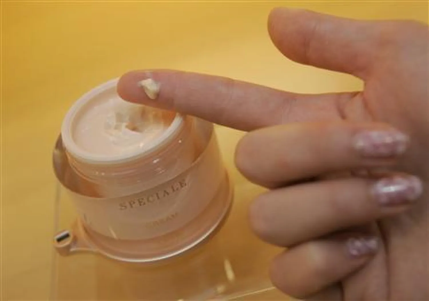 مرطب للعناية بالبشرة (أرشيفية - رويترز)