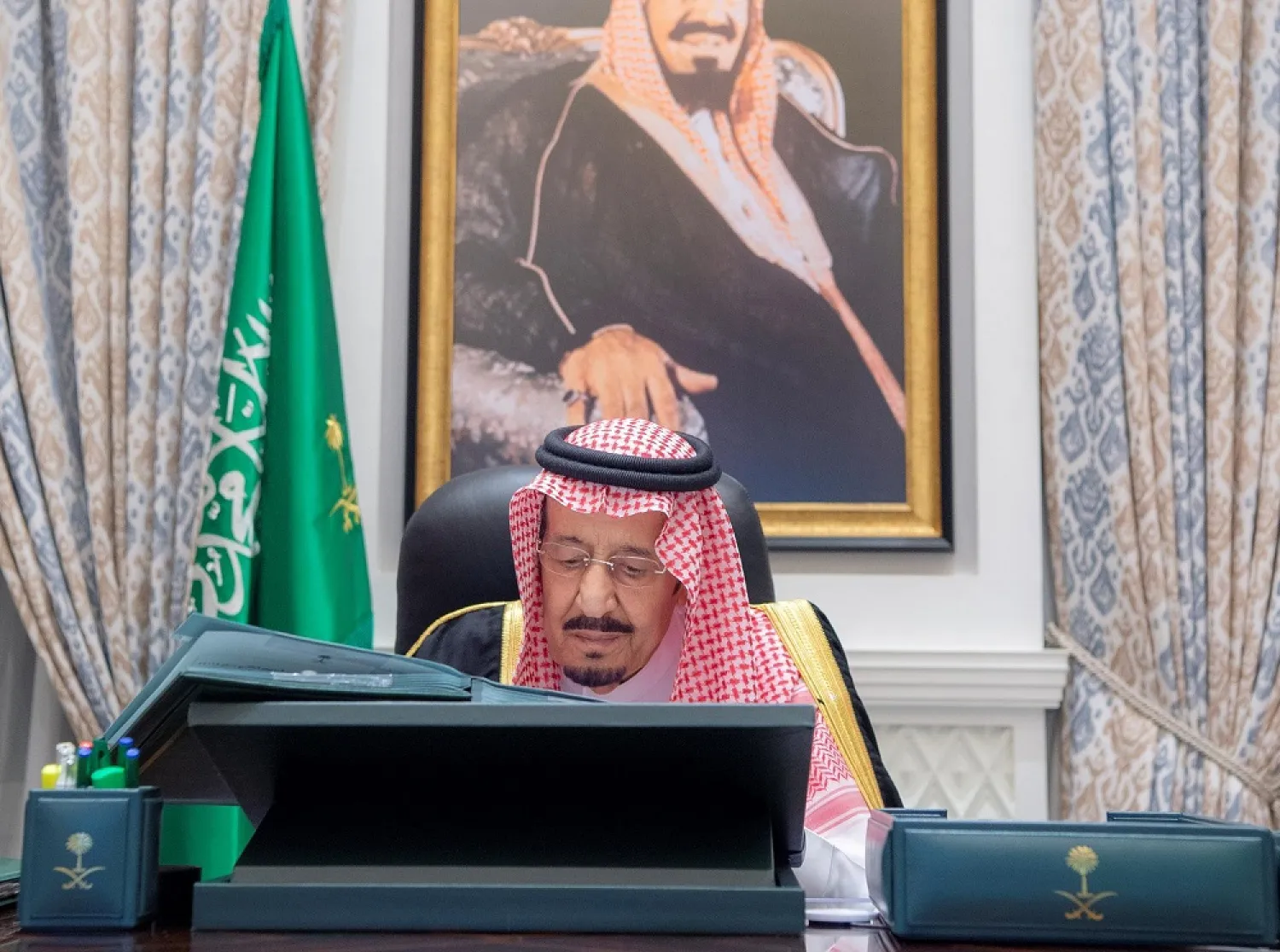 King Salman chairs a cabinet meeting from Neom. (SPA)