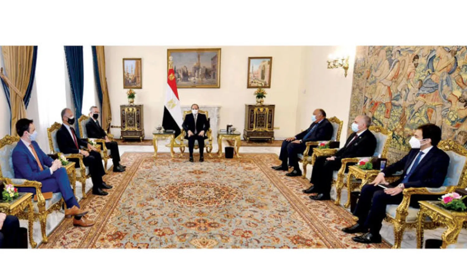السيسي خلال استقباله فيلتمان في القاهرة أمس بحضور مسؤولين من البلدين (الرئاسة المصرية)