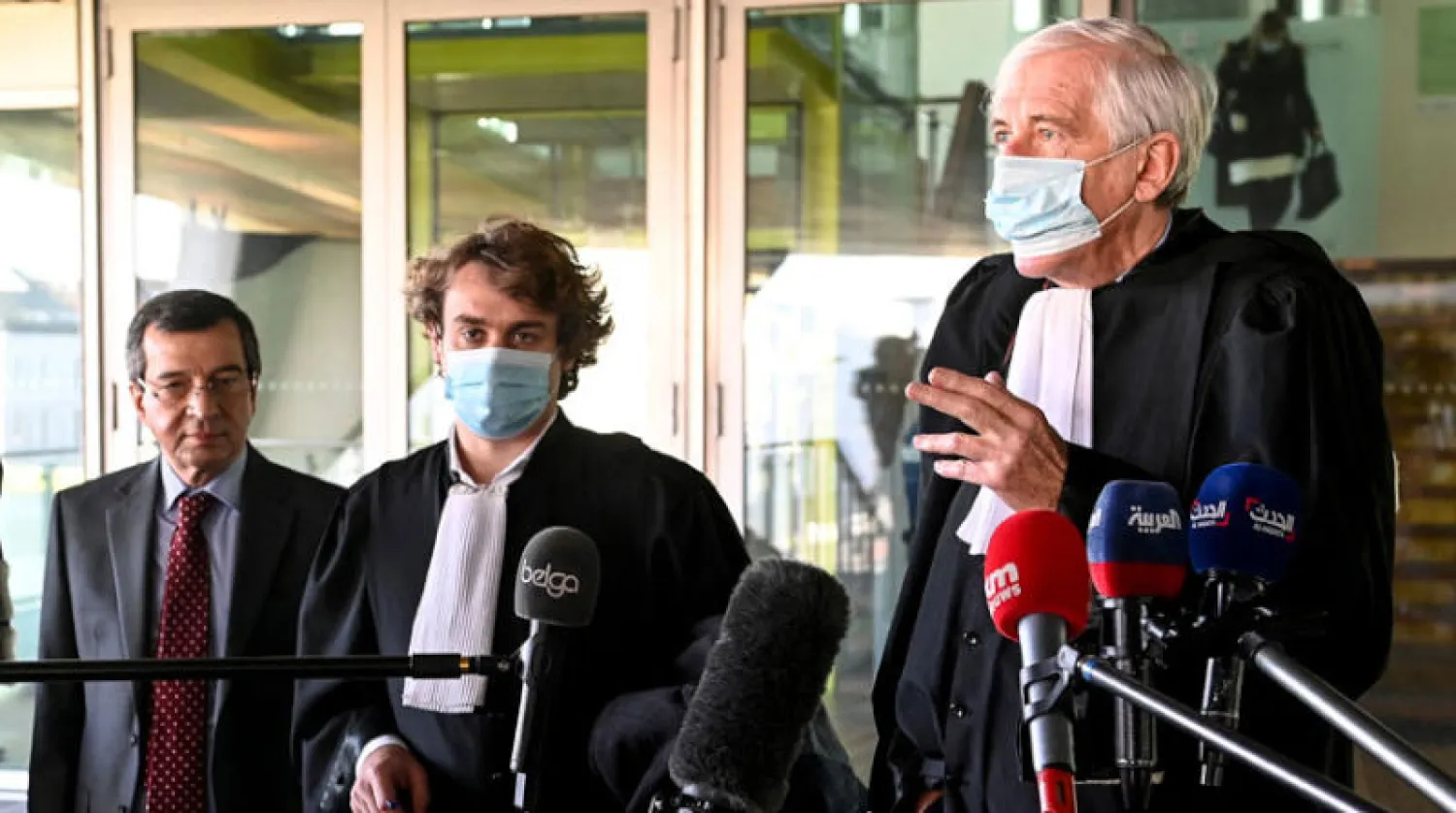 المحاميان جورج هنري بوجر وريك فان روسيل (وسط) يتحدثان إلى الصحافة بعد محاكمة أسدي في 4 فبراير 2021 (أ.ف.ب)