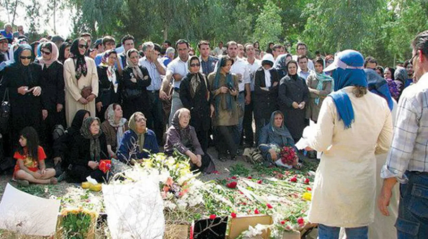أهالي ضحايا إعدامات صيف 1988 يجتمعون في مقبرة خاوران التي تضم قبوراً جماعية مجهولة لسجناء سياسيين (هرانا)