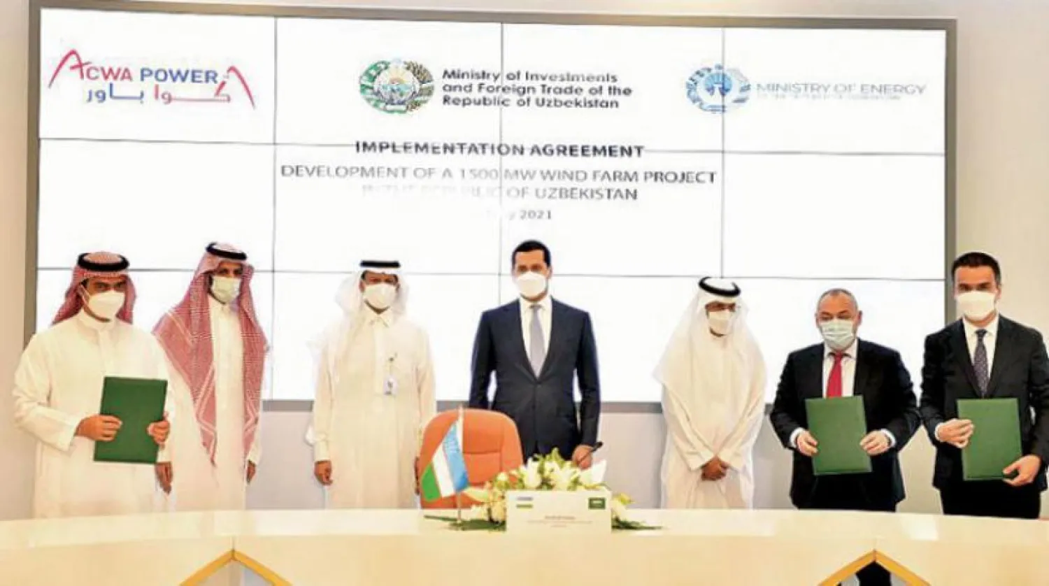 Saudi Minister of Energy Prince Abdulaziz bin Salman and Uzbekistan’s Deputy PM and Minister of Investments and Foreign Trade Sardor Umurzakov during the signing ceremony. (Asharq Al-Awsat) 