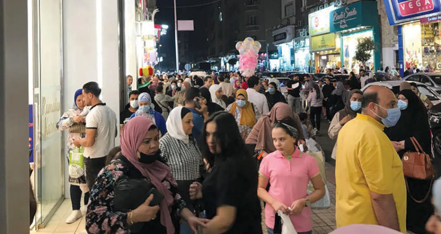 تجاهل لتطبيق الإجراءات الاحترازية وسط القاهرة (تصوير: عبد الفتاح فرج)