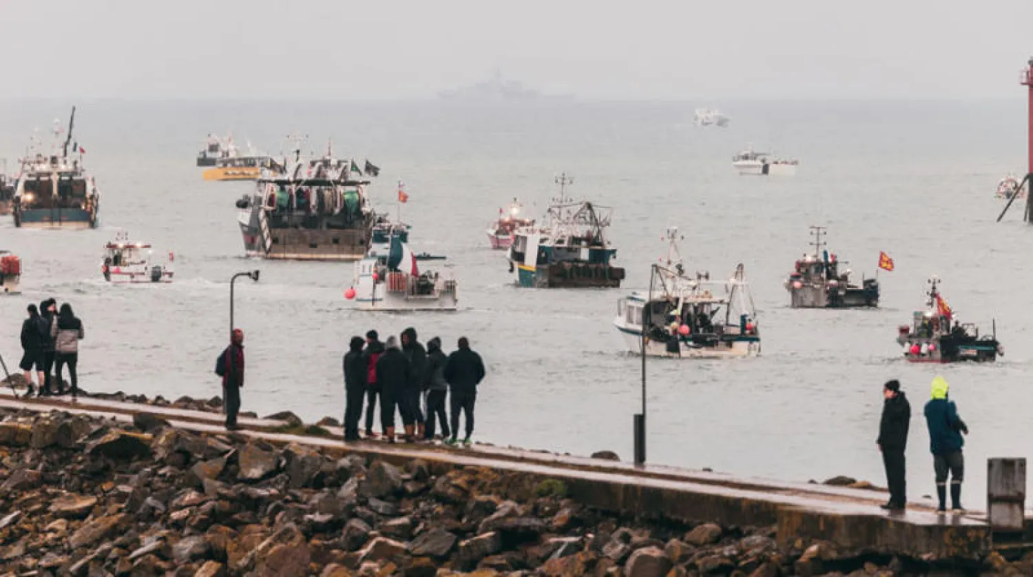 قوارب صيد فرنسية في مياه جزيرة جيرزي البريطانية أمس (أ.ب)