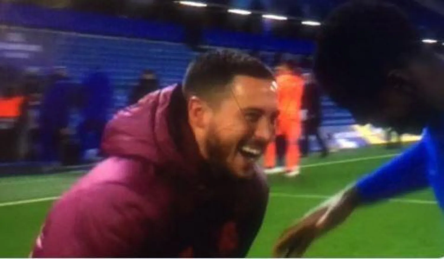 إيدن هازارد مهاجم ريال مدريد يتبادل الضحكات مع لاعبي تشيلسي (تويتر)