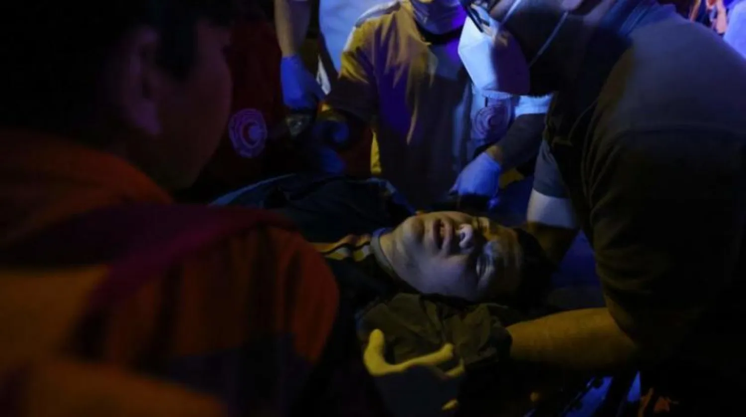 İşgal altındaki Doğu Kudüs’ün Şeyh Cerrah semtinde yaralanan bir Filistinli (AFP)